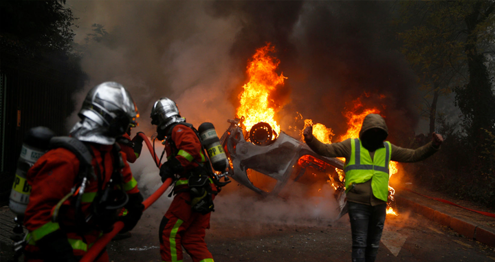 Los 'chalecos amarillos' crean disturbios graves en Francia / EE